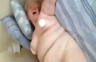 XXX او یک دختر فیلم های سکسی دانلود رایگان کوچک را که لمس واژن می کرد بیدار کرد