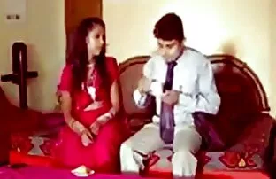 XXX مردی در حالی که بازی می کند دختری را دانلود رایگان فیلم سکسی مادر و پسر لگد می زند