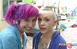 XXX یک مدل مبتدی یک کلاه موز را در دانلود فیلمهای سکسی با کیفیت نزدیکی استخر مخفی می کند